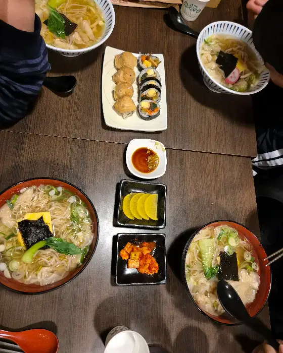 테이블에 놓인 여러 가지 음식과 식기류