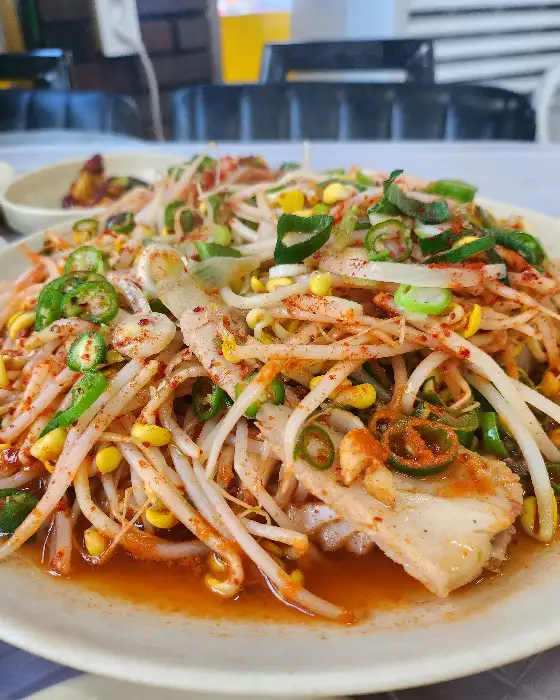 접시에 담긴 푸짐한 명태찜