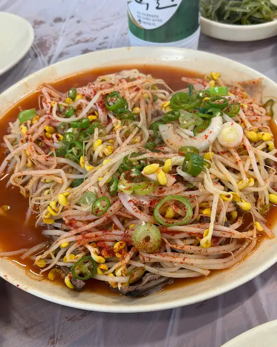 푸짐하게 담긴 명태찜 전체 모습