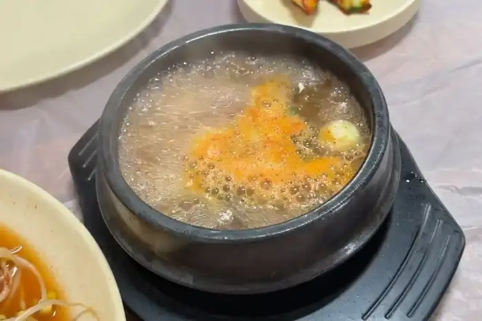 끓고 있는 알탕 뚝배기