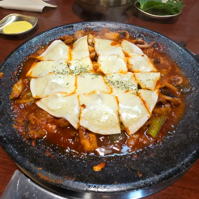 치즈가 듬뿍 올라간 쭈꾸미 철판 요리