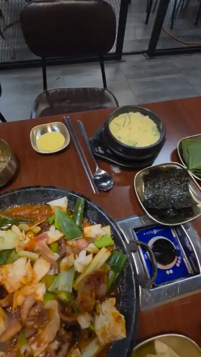 주변 테이블에 놓인 계란찜과 김