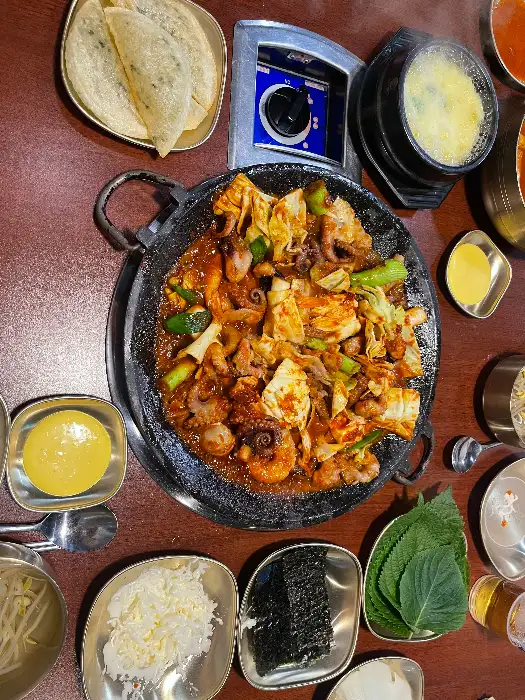 푸짐하게 차려진 쭈꾸미 한상차림