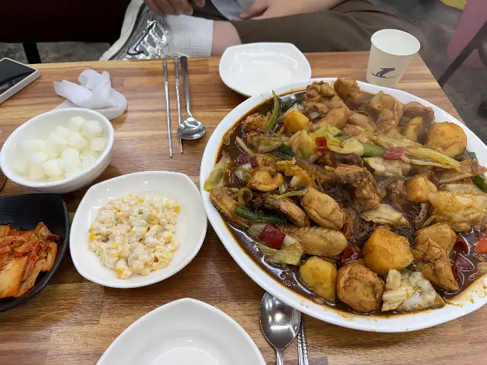 안동찜닭, 밥, 김치, 콘샐러드