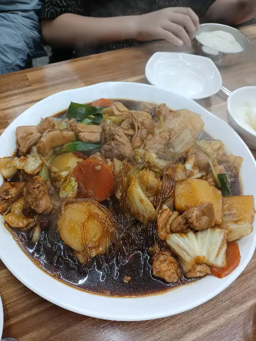 테이블에 놓인 안동찜닭