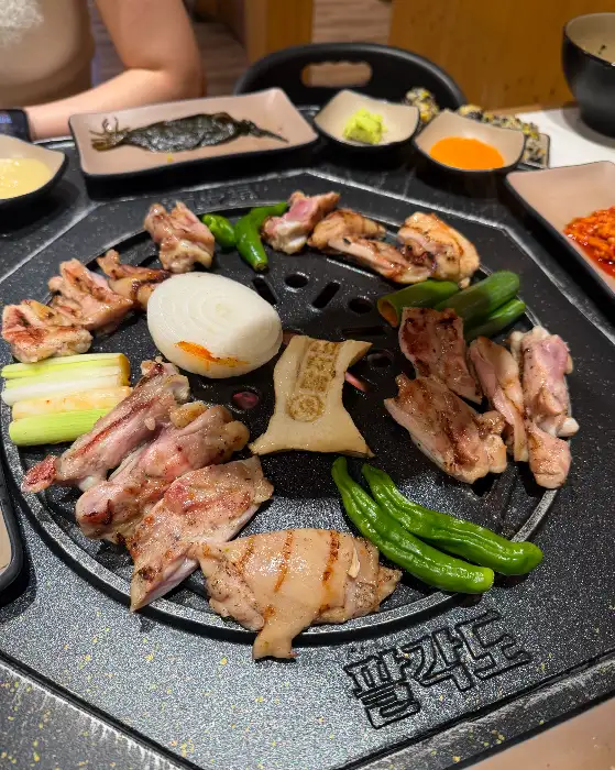 팔각도 숯불 닭갈비와 곁들임 채소