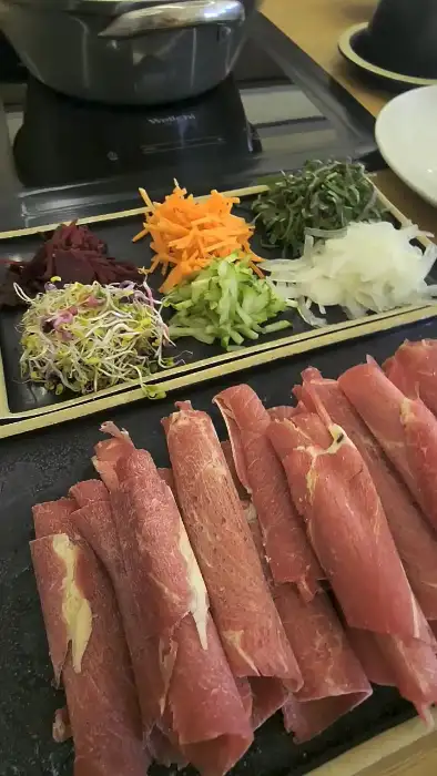 신선한 샤브샤브용 채소와 소고기 이미지