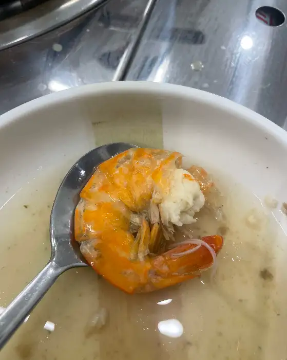 국물에 익혀진 새우