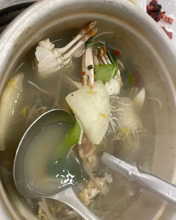 조개찜 국물 속 조개