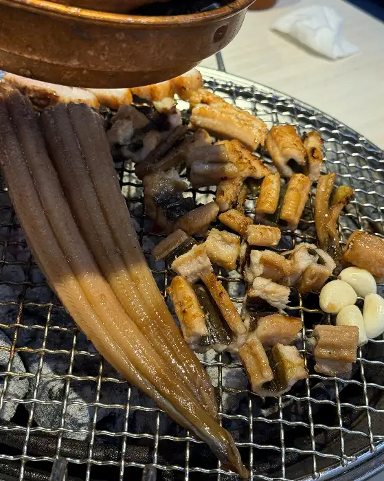 숯불 위에서 노릇하게 익어가는 통통한 장어구이