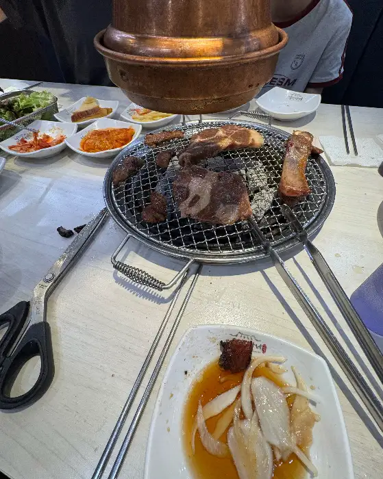 먹음직스럽게 구워진 삼겹살과 껍데기
