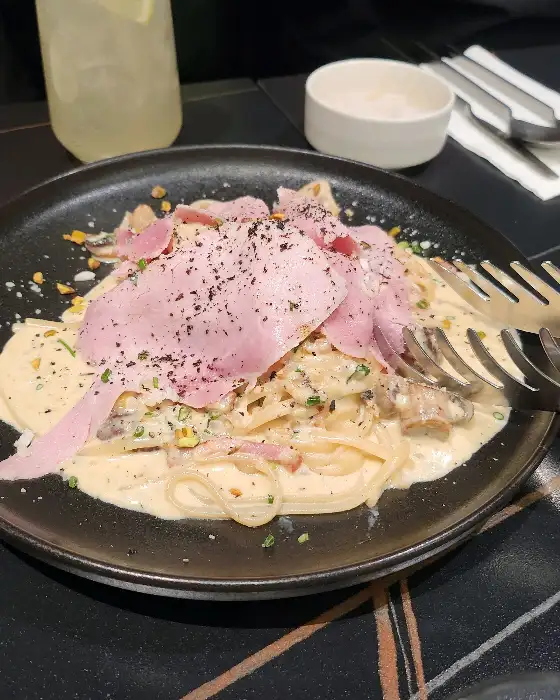 쭉 늘어나는 치즈가 먹음직스러운 마르게리따 피자