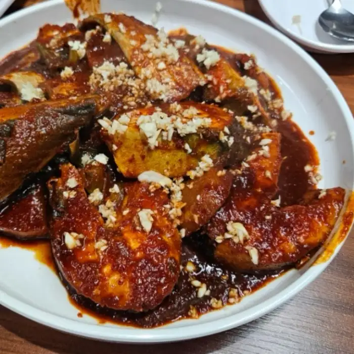 다양한 반찬과 함께 나온 갈치조림