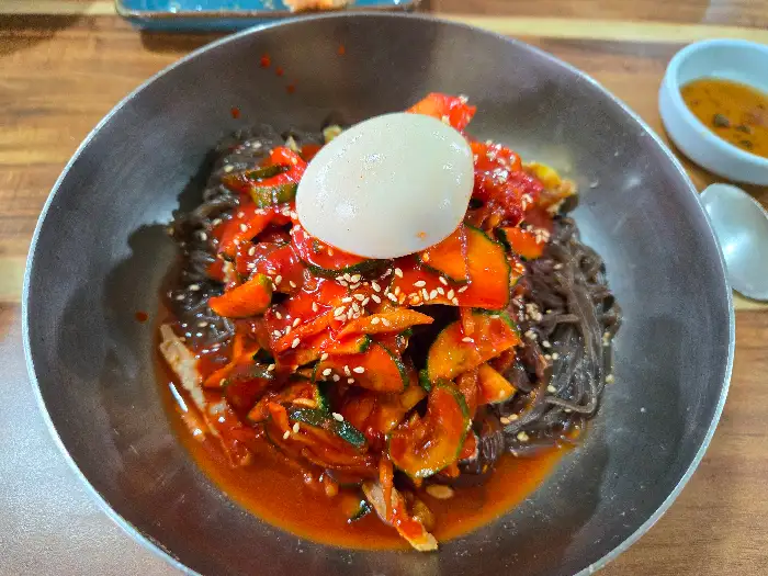 육전과 계란 지단이 듬뿍 올라간 비빔냉면