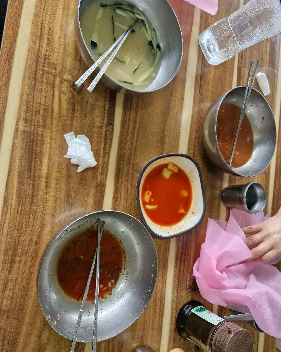 다양한 반찬과 함께 나온 냉면 식사