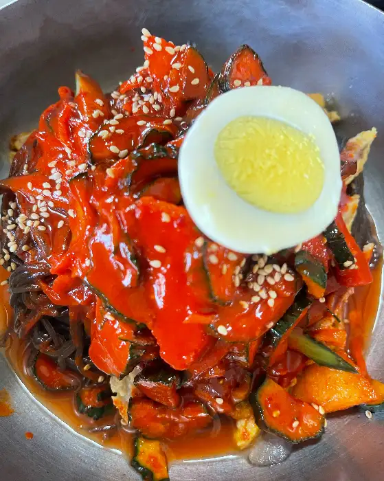붉은 양념과 육전이 듬뿍 올라간 비빔냉면 근접샷