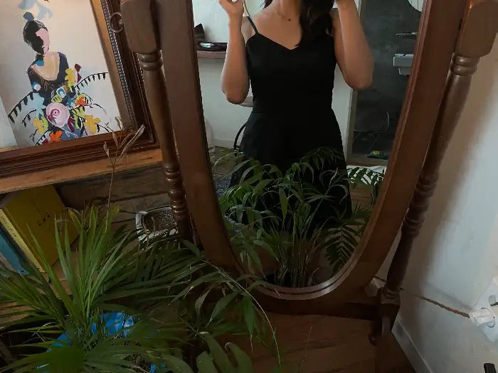 다양한 책과 소품이 진열된 선반