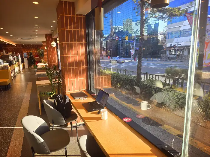 카페 내부 창가 자리