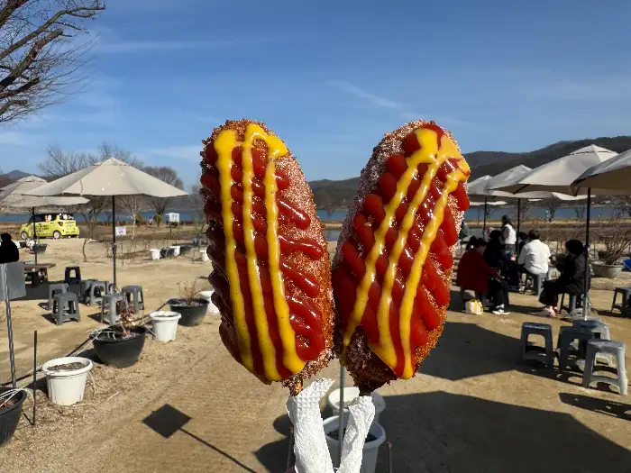 앞에서 본 연핫도그, 배경에 두물머리 풍경이 보임