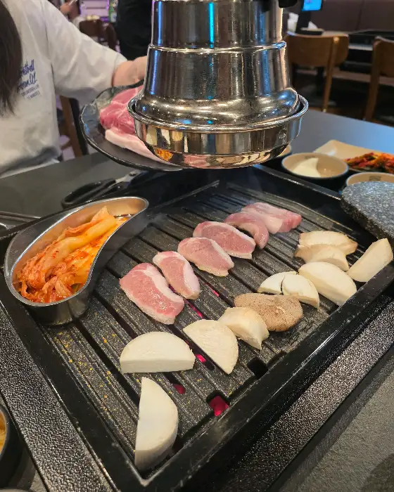 불판 위에서 구워지고 있는 다양한 부위의 고기들