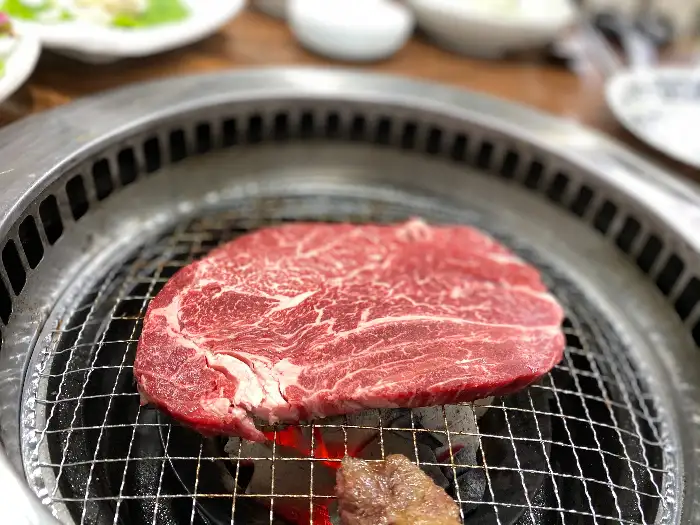 불판 위에서 갓 구워지는 고품질의 소고기