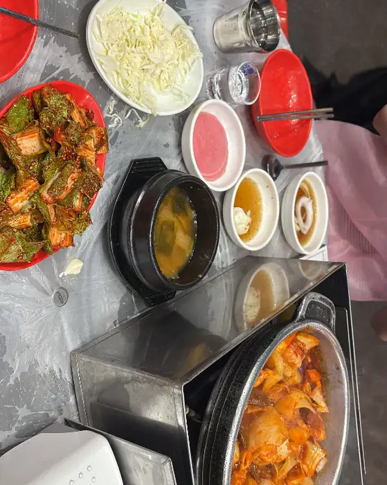 다양한 밑반찬과 함께 나오는 돌판 양념 양곱창