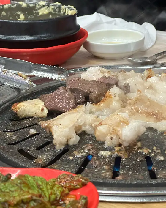 잘 익은 양곱창이 돌판에 놓여 있는 모습