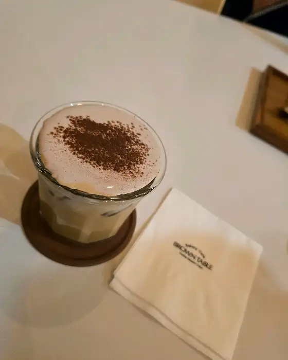 브라운 테이블 커피