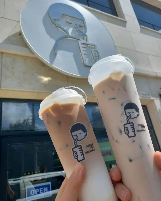 두 가지 맛의 커피 음료