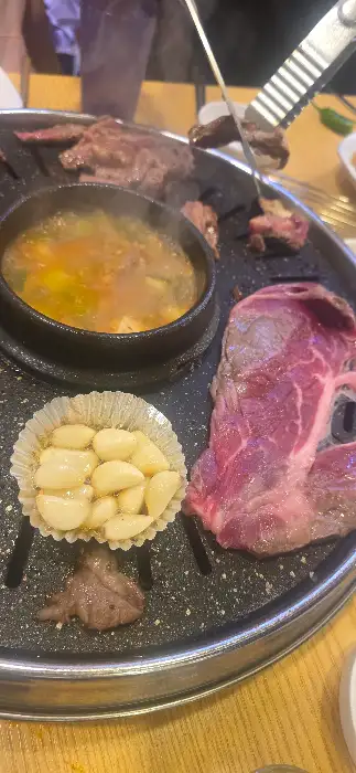 그릴 위에 구워지는 소고기와 된장찌개
