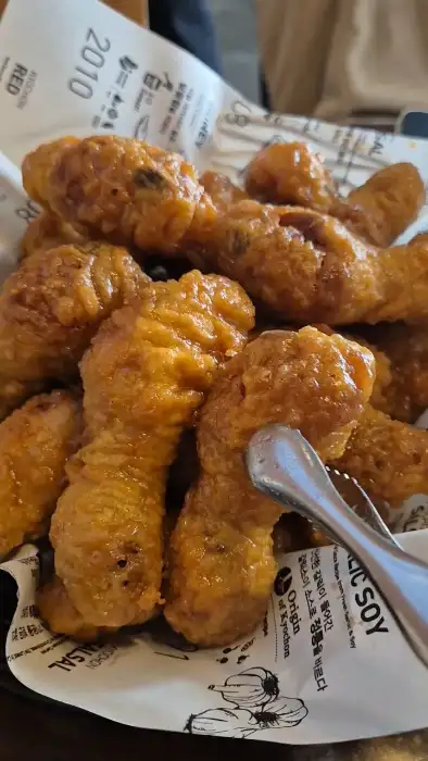 먹음직스러운 치킨 다리 사진