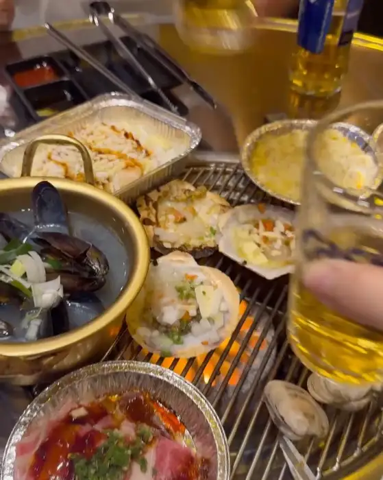 테이블에 차려진 조개구이와 맥주 잔