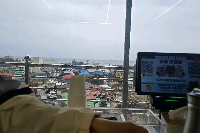 창가 자리에서 본 바다 풍경