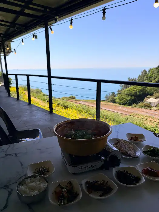 탁 트인 바다 풍경과 테이블 위 음식