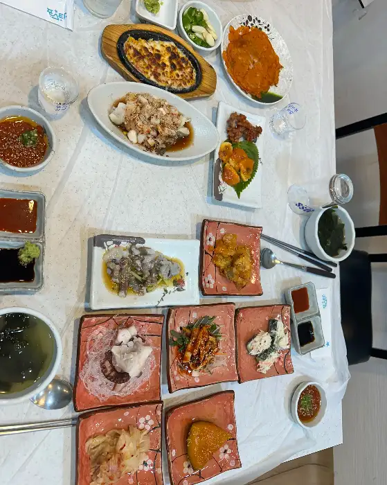 다양한 기본 찬이 차려진 테이블