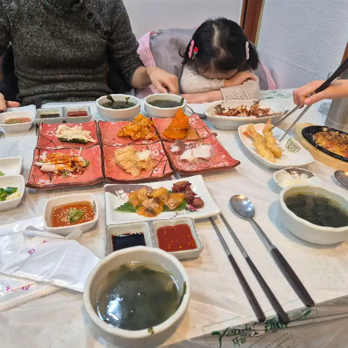 푸짐하게 차려진 식탁 모습