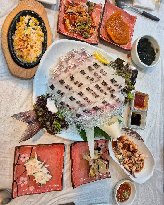 코스 요리의 일부인 참돔 유비끼와 곁들임 찬