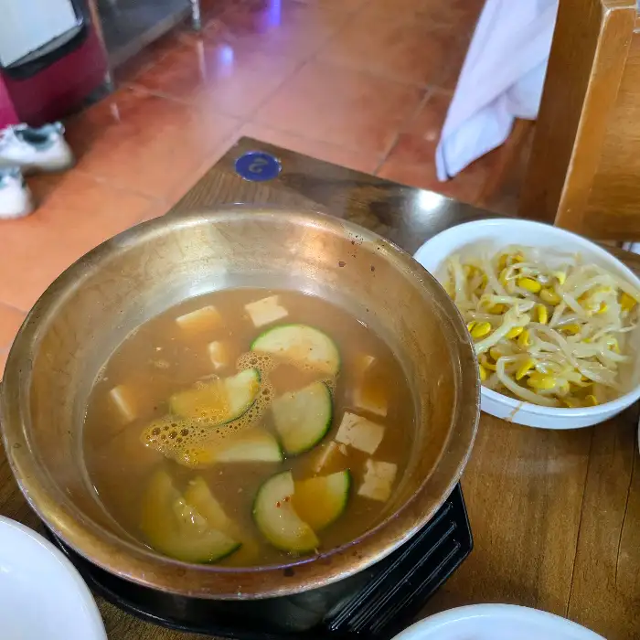 갈비찜 냄비 옆에 놓인 된장찌개, 안에는 두부와 애호박이 보입니다.