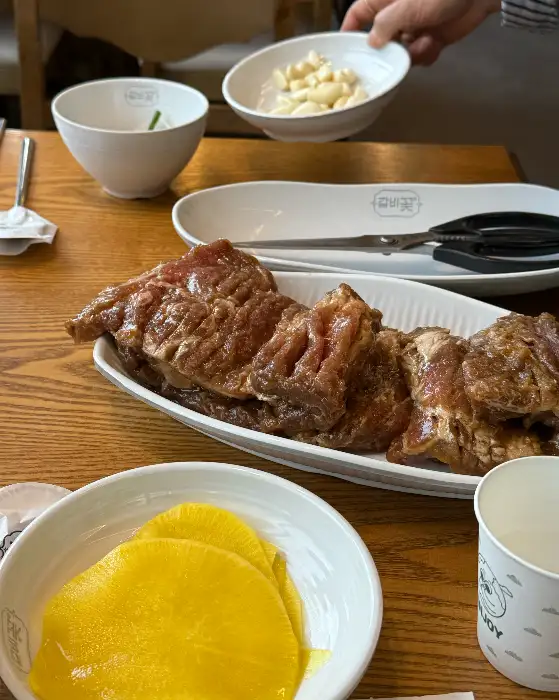 냉면 위에 올라간 갈비