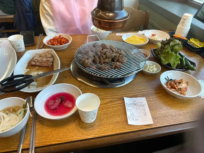 테이블 위 음식 세팅