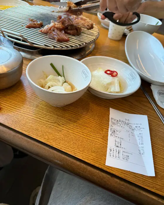 고기를 굽는 모습