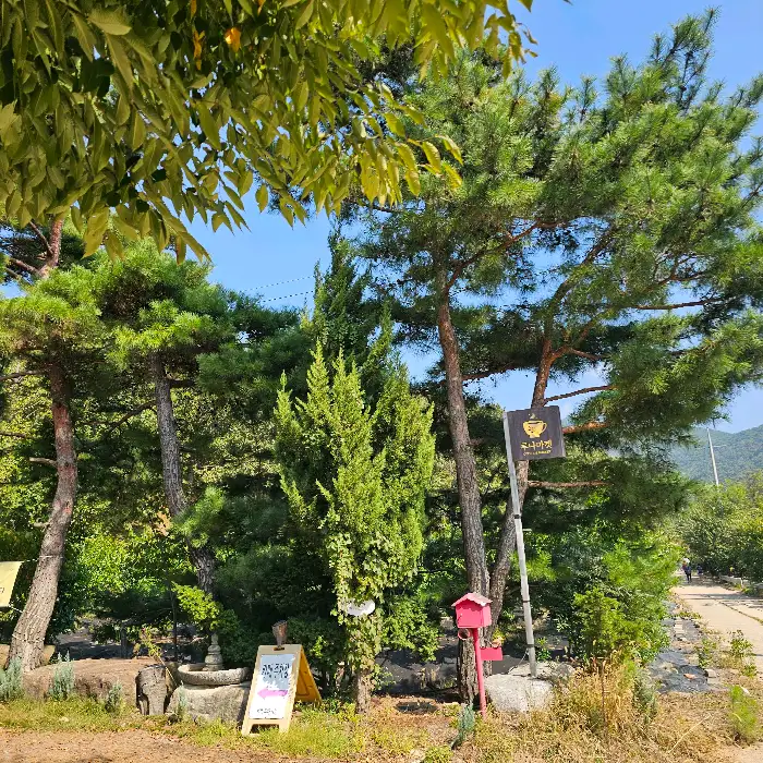 카페 외관과 주변 풍경
