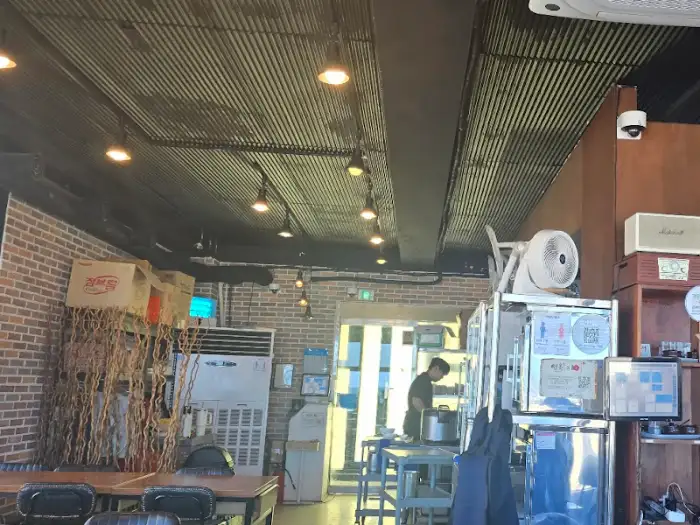 식당 내부의 편안하면서도 독특한 조명과 인테리어