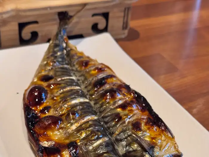 노릇하게 구워진 통통한 고등어의 모습