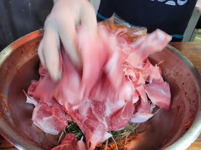 양념에 버무려지는 고기