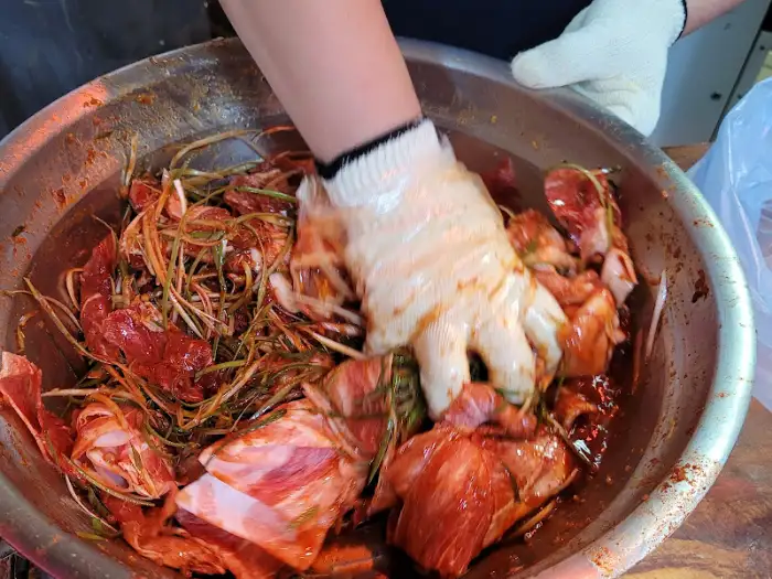 양념과 버무려진 고기와 야채