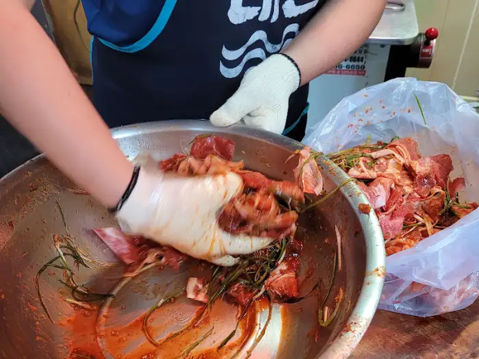고기를 양념에 무치는 모습