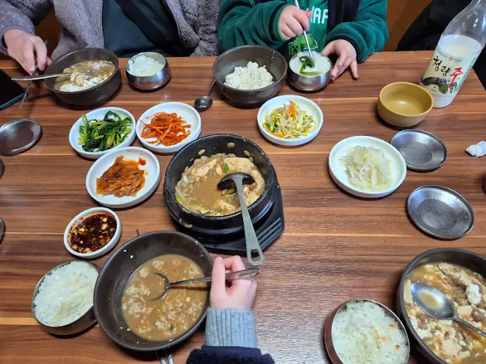 테이블에 차려진 순두부 청국장 한상차림