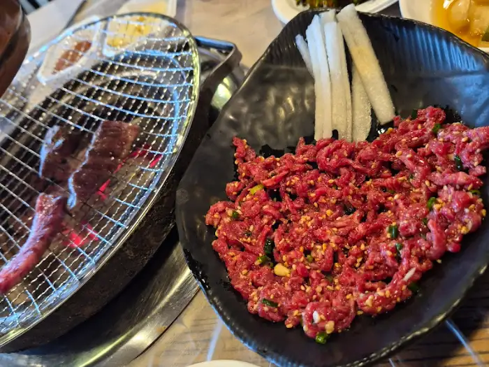 육회와 숯불구이 중인 고기