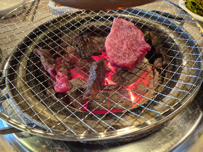 숯불 위에서 익어가는 소고기